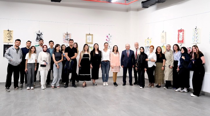 Deneysel Kaligrafi Sergisi ile Hemşirelik Mesleğine Sanatsal Bir Saygı Duruşu
