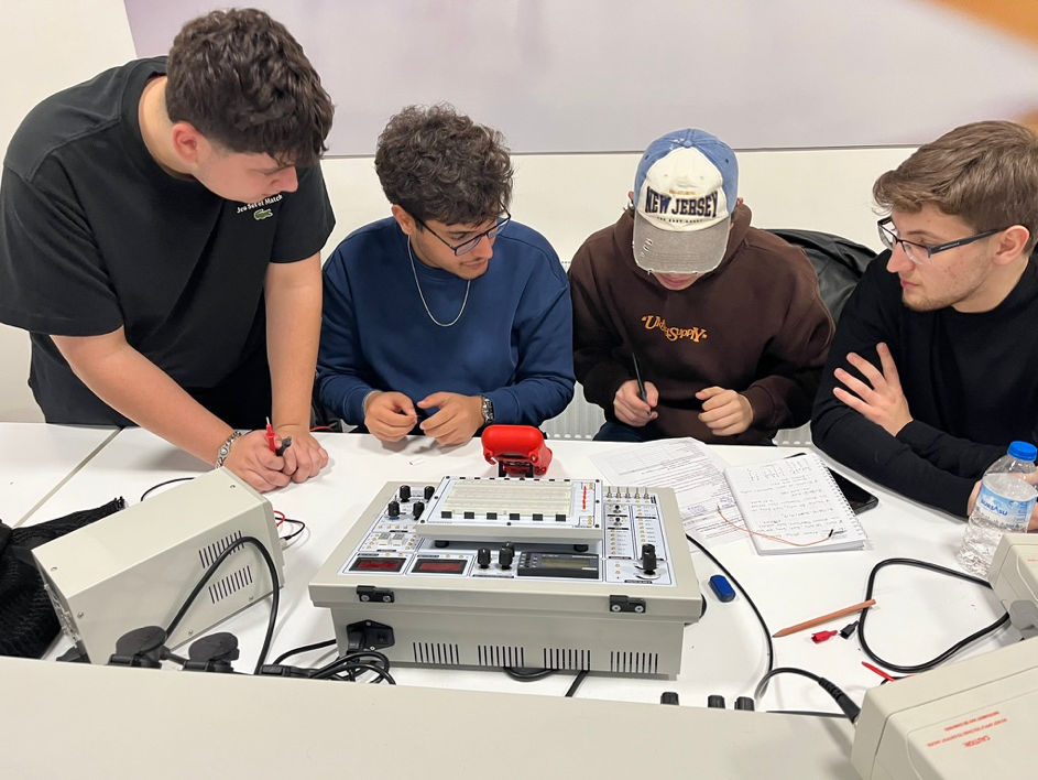 Elektrik Devreleri dersi kapsamında laboratuvar çalışmalarımız